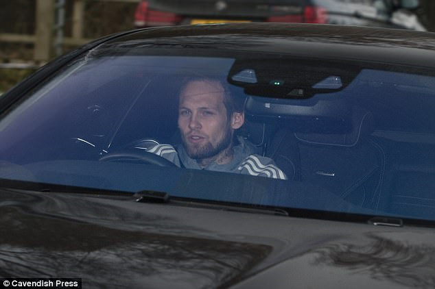 Thầy trò Mourinho ủ rũ đến sân tập sau thất bại ở derby